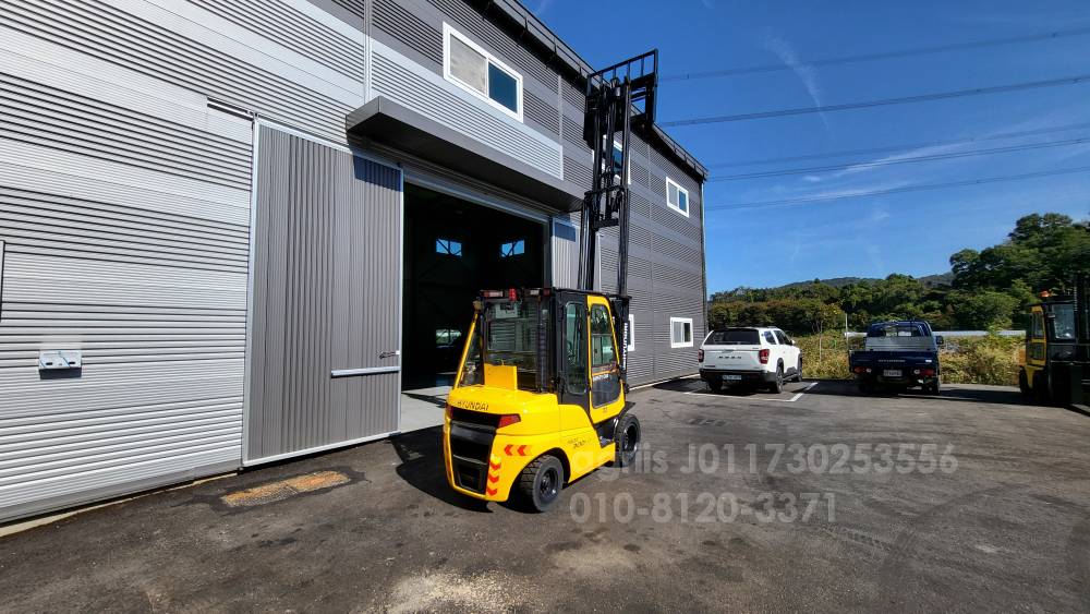 Hyundai Forklift 3톤 17년식 3단마스트 자동발  측면