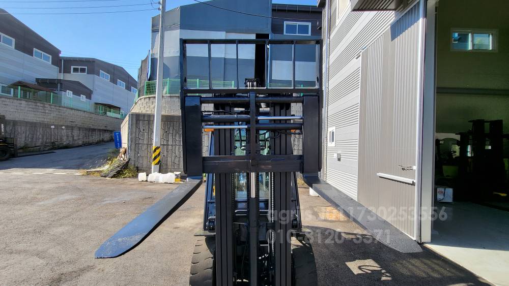 Hyundai Forklift 3톤 17년식 3단마스트 자동발  운전석