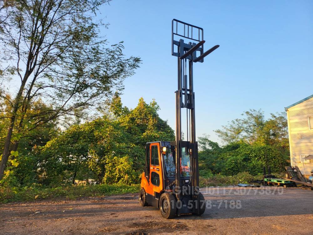 Doosan Forklift 중고지게차 두산 D30S-5 디젤 3단 지게차특A급캐빈히터에어컨.과속경보기등  운전석