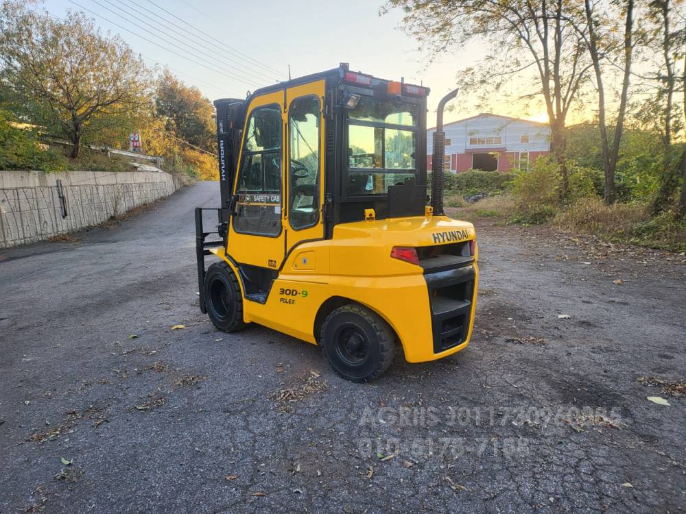  Forklift 중고지게차 현대 포렉스30D-9 디젤 3단 지게차3단 캐빈히터 봉타입 편개식자동발  측면