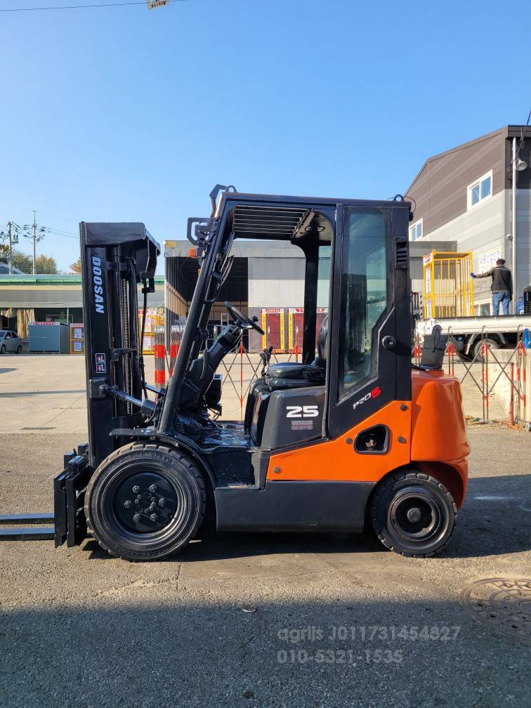 Doosan Forklift 두산2.5톤3단자동발중고지게차  뒤우측면