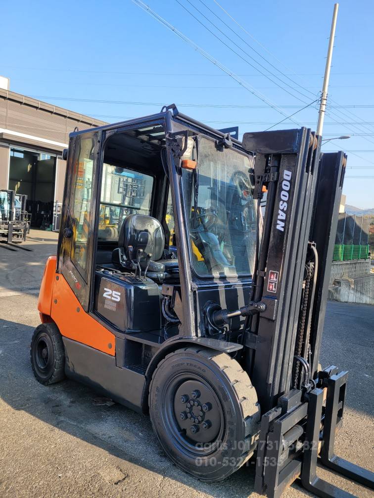 Doosan Forklift 두산2.5톤3단자동발중고지게차  운전석