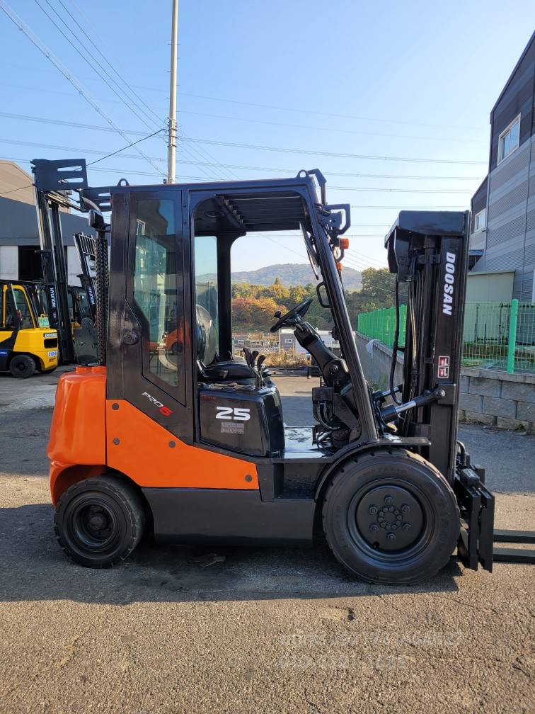 Doosan Forklift 두산2.5톤3단자동발중고지게차  엔진내부