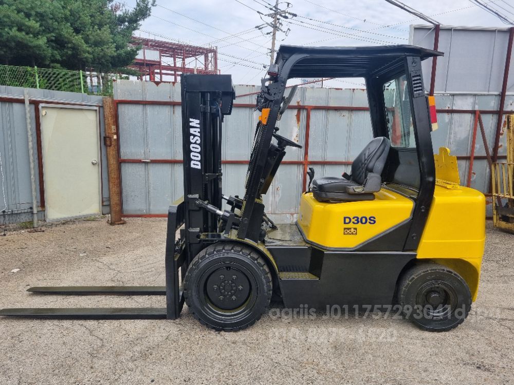 두산 지게차 3톤3단디젤 뒤우측면