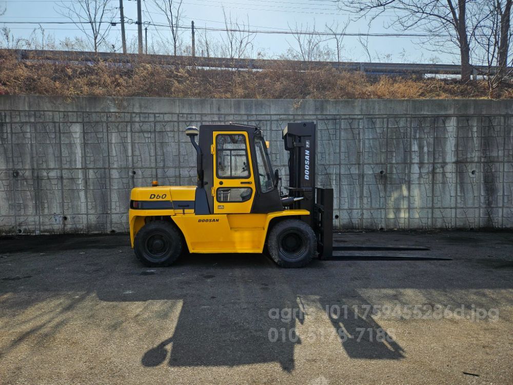두산 지게차 중고 D60S 디젤 6톤 (캐빈, 편개식자동발, 덧발) (6톤) 뒤우측면