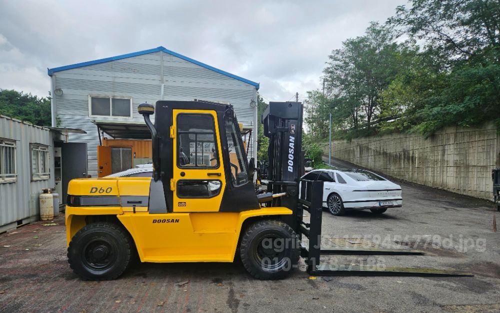 두산 지게차 중고 D60S 디젤 6톤 (캐빈, 편개식자동발, 덧발) (2.5톤) 뒤우측면