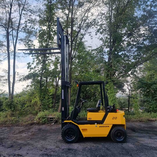 두산 지게차 2톤 디젤 (2톤) 앞좌측면