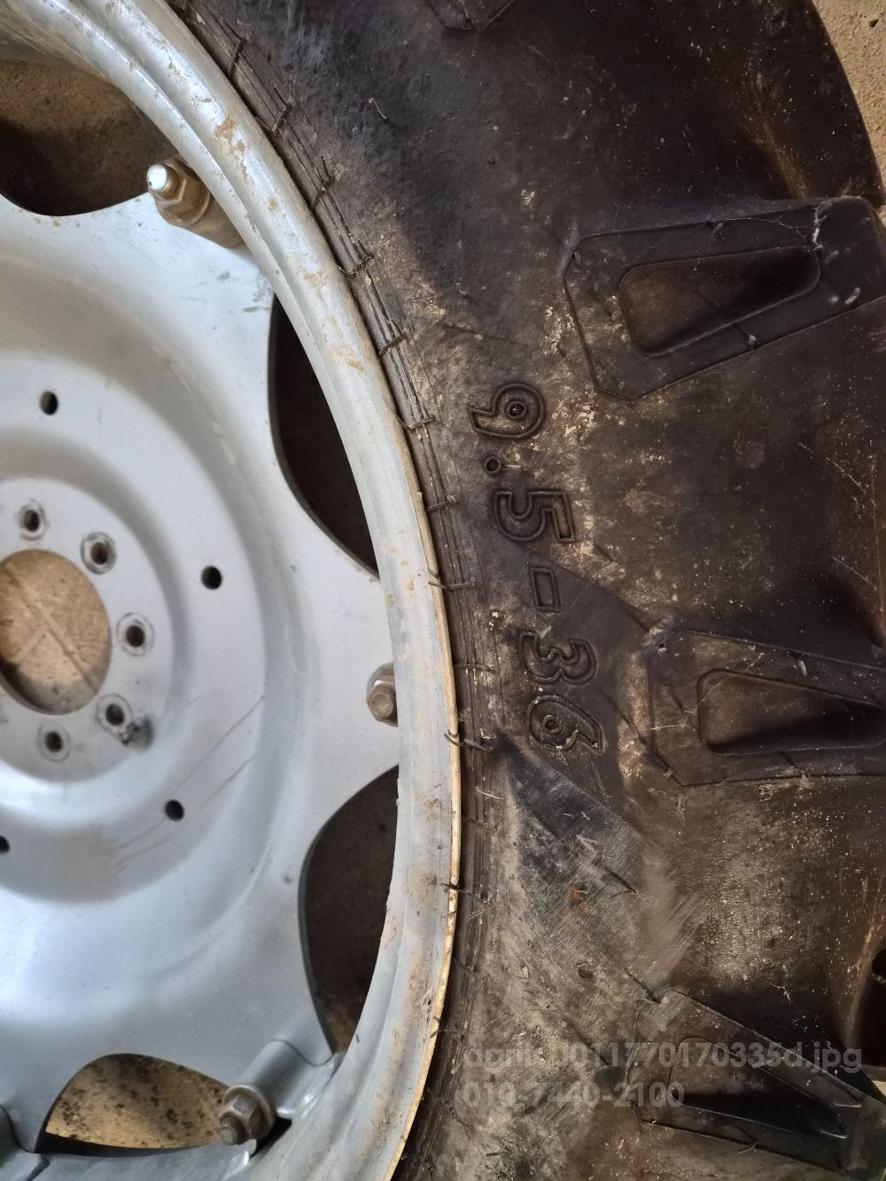 BKT 타이어 9.5-36 휠조합 뒤우측면