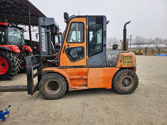 두산 지게차 D50S-5 (5톤) 앞좌측면