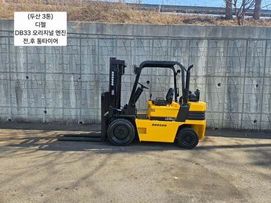 두산 지게차 중고 LD30S-2 디젤 3톤 (전.후 통타이어) (3톤) 앞좌측면
