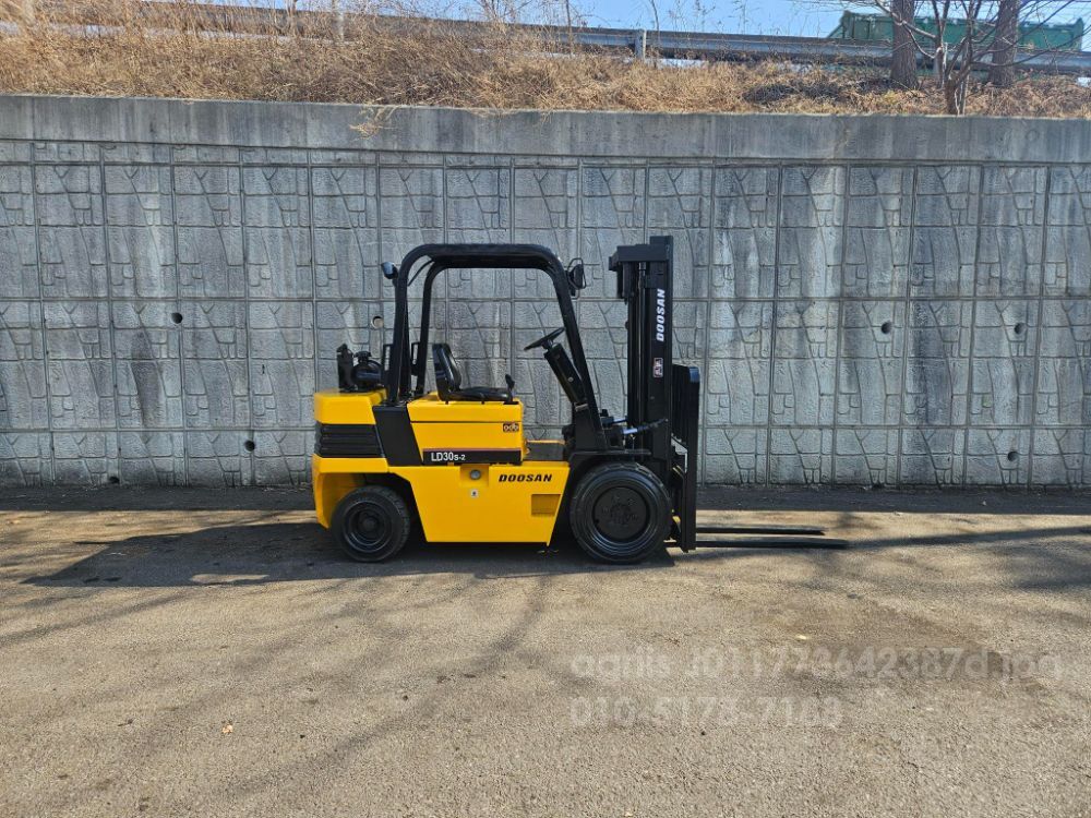 두산 지게차 중고 LD30S-2 디젤 3톤 (전.후 통타이어) (3톤) 뒤우측면