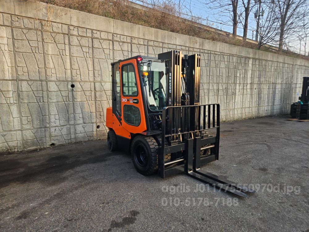 Doosan Forklift 중고 D30SE-7 디젤 3톤 3단 (3톤) 뒤우측면