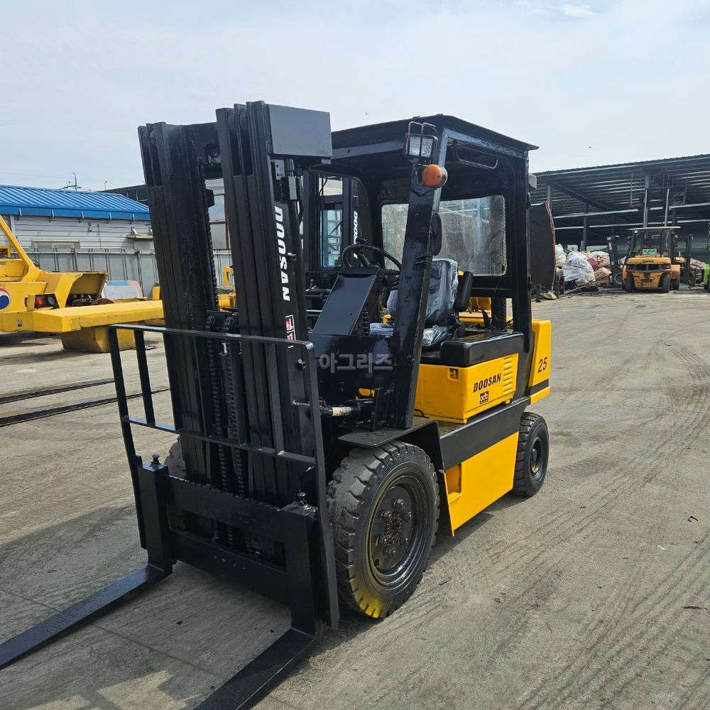 Doosan Forklift LD25S 3단 (2.5톤) 뒤우측면
