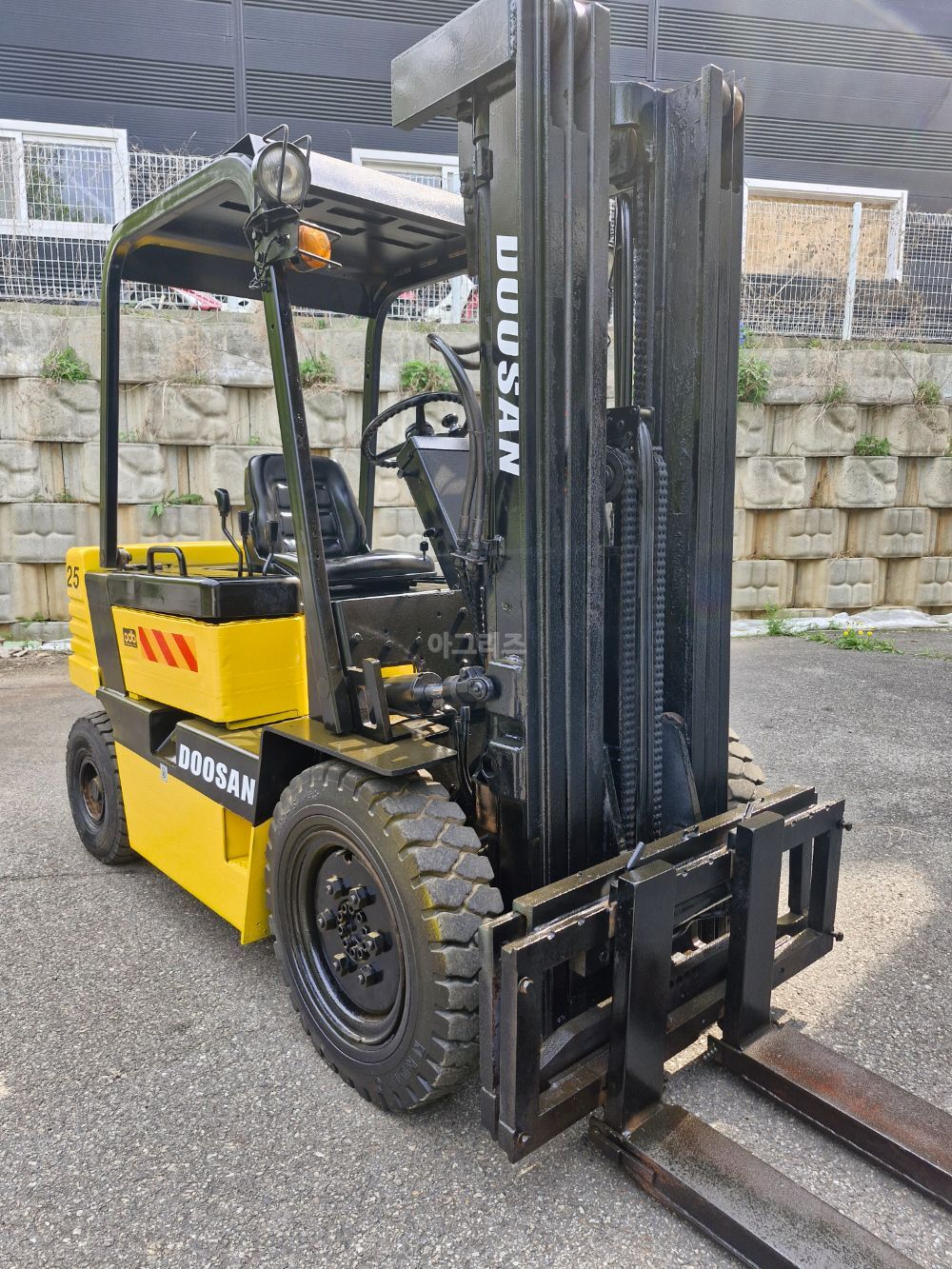  Forklift 두산2.5톤 디젤 (2.5톤) 뒤우측면