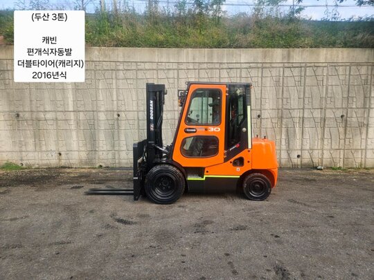  Forklift 중고 두산 D30S-5 디젤 3톤 (캐빈, 편개식자동발, 더블타이어(캐리지) 앞좌측면