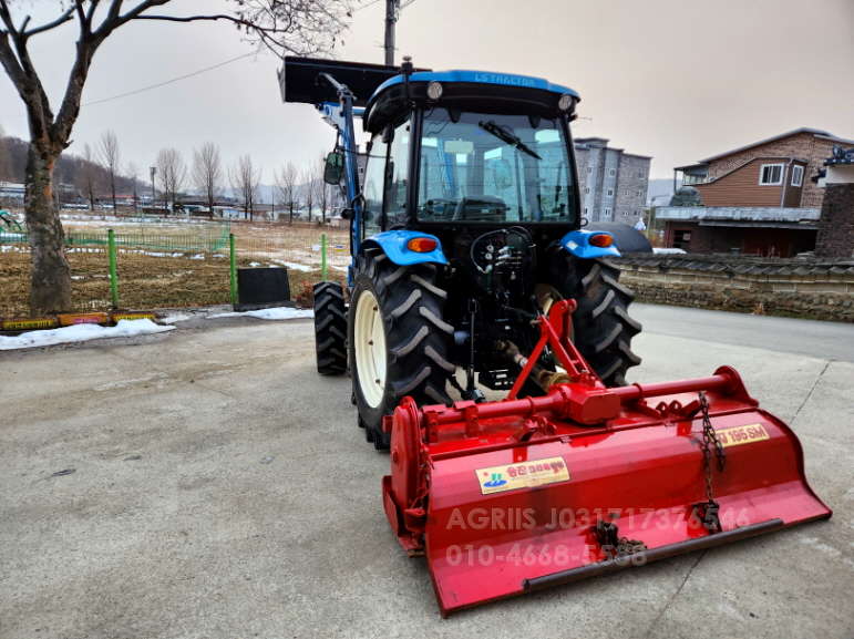 LS Tractor U6157파워셔틀 (57hp) 운전석