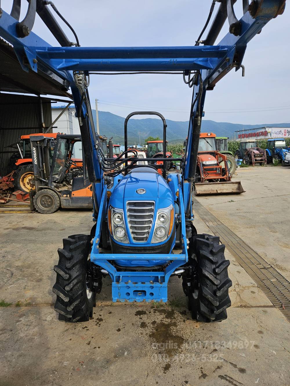 LS Tractor XR4150 (50.7hp) 측면