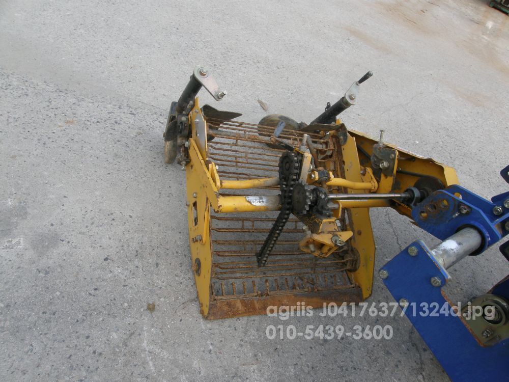 경운기용감자수확기 경운기용감자수확기 DRK-650 뒤우측면