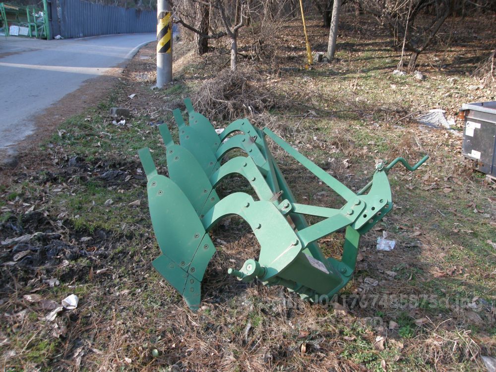  웅진4련밭쟁기 웅진4련밭쟁기  뒤우측면