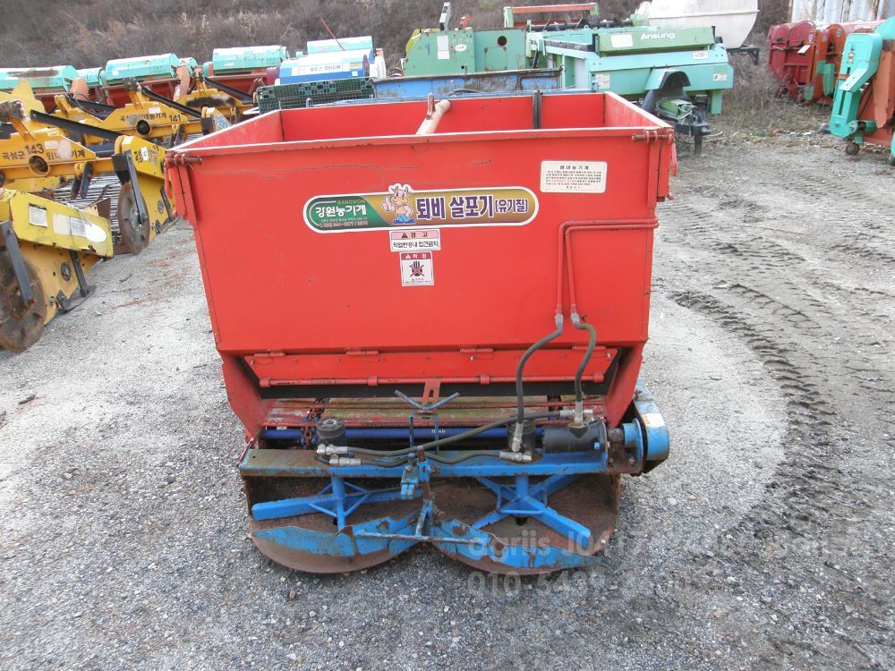 유기질퇴비살포기 트렉터용 유기질퇴비살포기 트렉터용 유기질퇴비살포기 트렉터용 뒤우측면