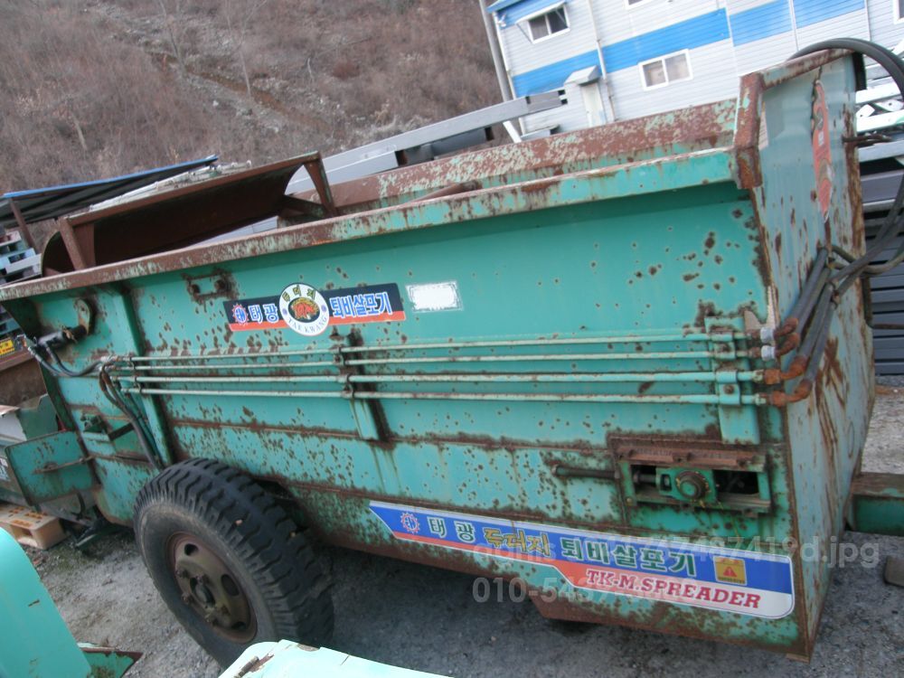 태광퇴비살포기2.5톤 태광퇴비살포기2.5톤 태광퇴비살포기2.5톤 뒤우측면