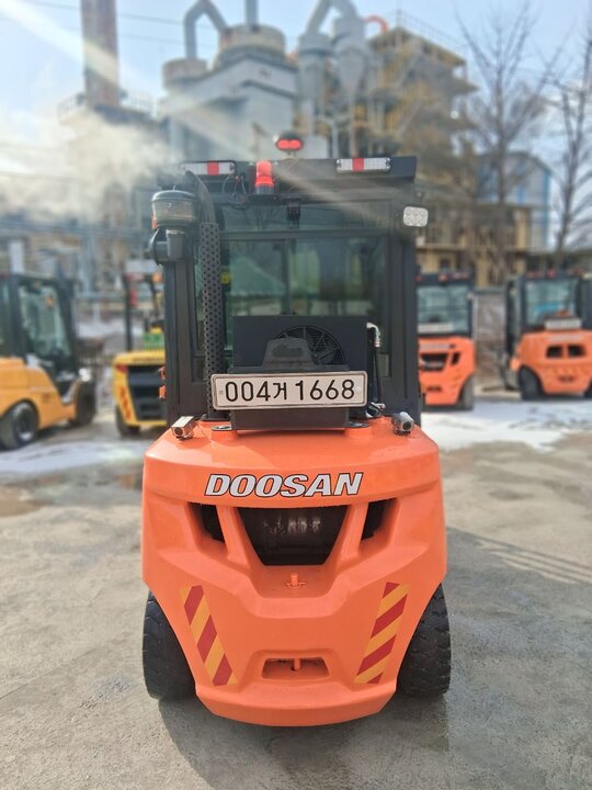 두산 지게차 D30S-7 (3톤) 앞좌측면