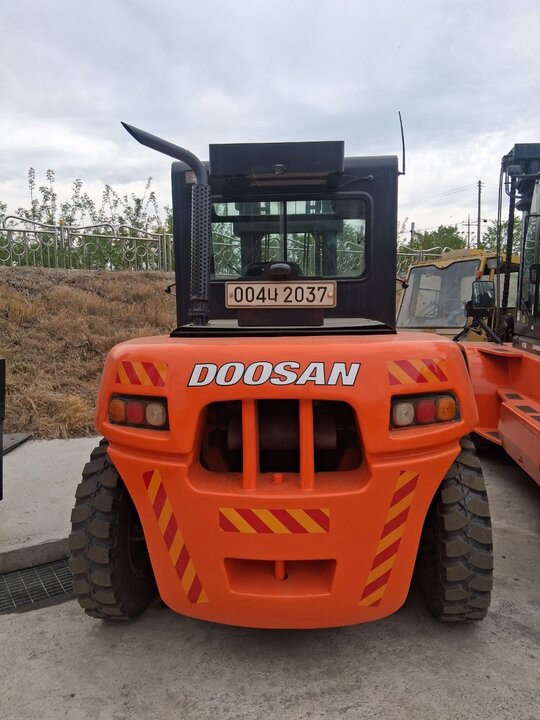 Doosan Forklift D80S (8톤) 앞좌측면