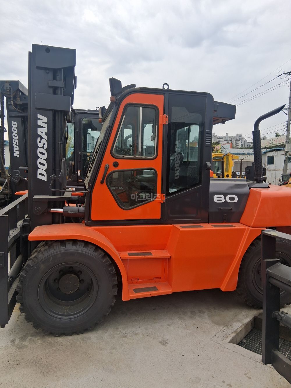 Doosan Forklift D80S (8톤) 뒤우측면