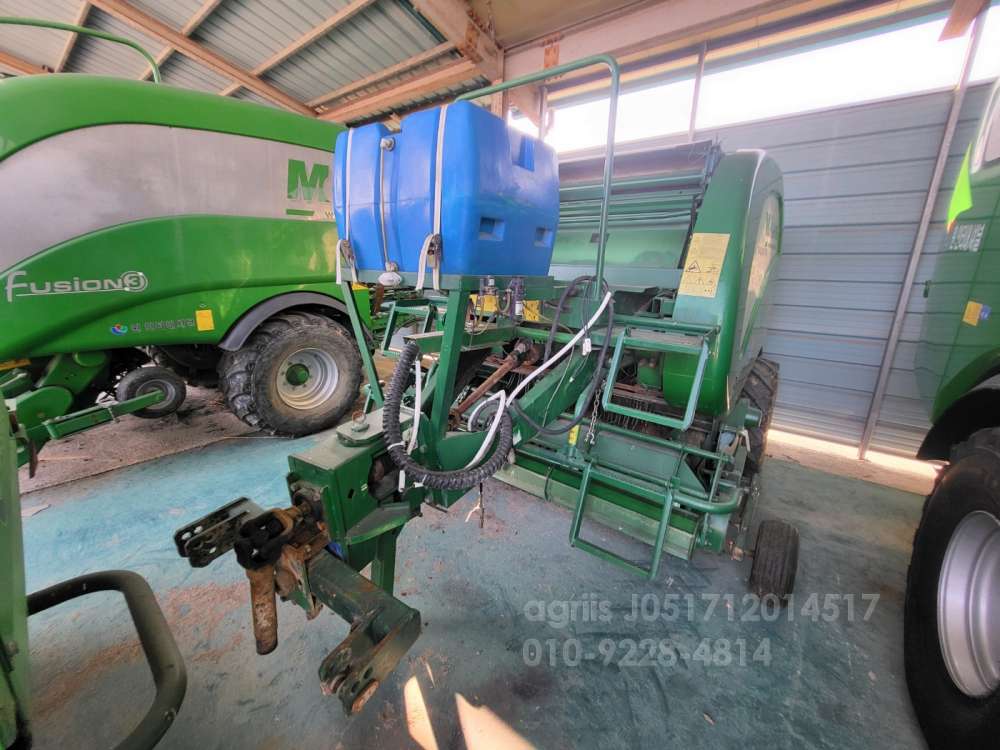  Round Baler F5600  운전석