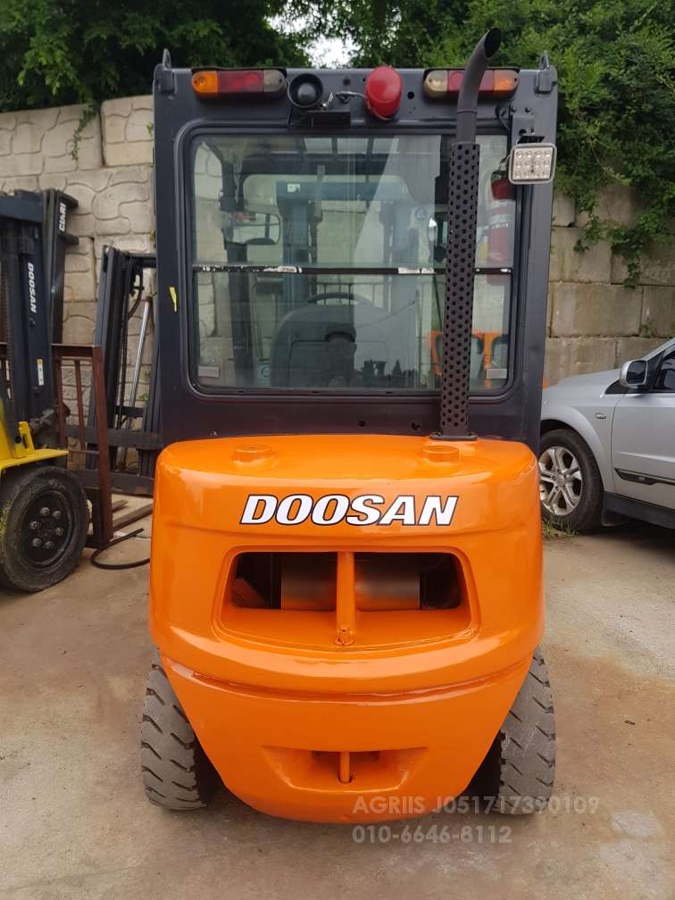 Doosan Forklift 지게차  측면