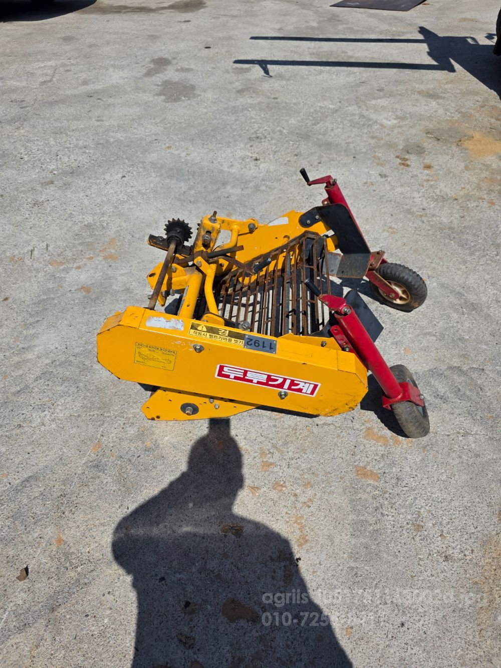 두루기계 감자수확기, 땅속작물수확기, 경운기용 DR-700 뒤우측면