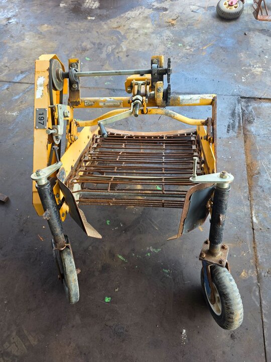 두루기계 땅속작물수확기(경운기) DR-700 앞좌측면