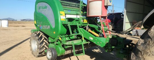  원형베일러 F5500 앞좌측면