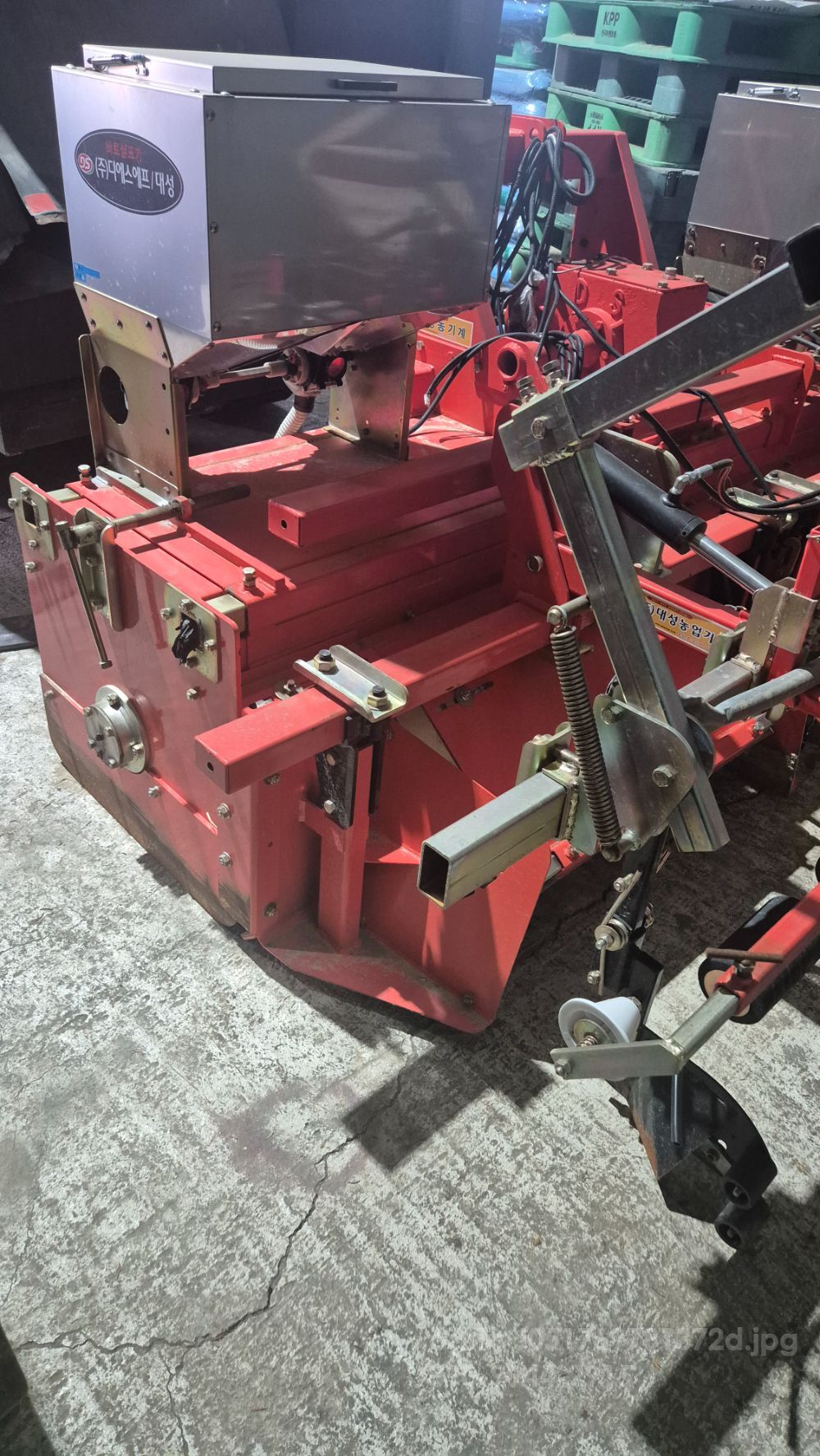  대성농기계 멀칭 콩파종기 대성농기계 멀칭 콩파종기 뒤우측면