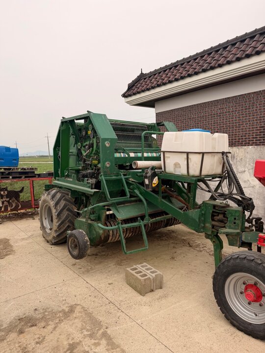 맥헤일 원형베일러 f560 앞좌측면