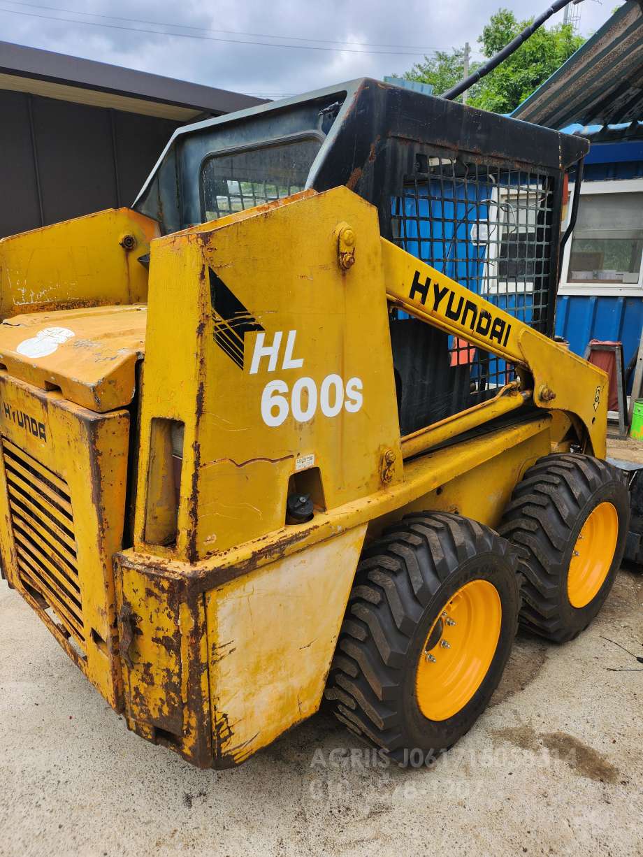  Skid steer loader HL600S  운전석