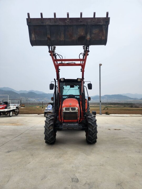 Daedong Tractor DX100 (100hp) 앞좌측면