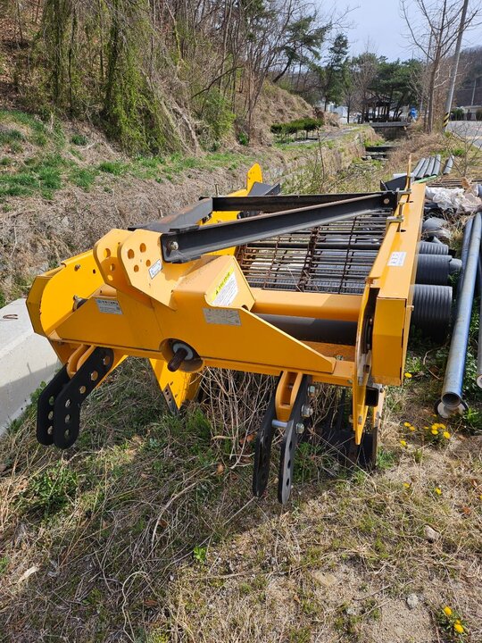  땅속작물수확기  앞좌측면