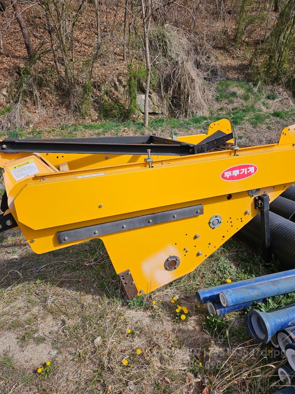  땅속작물수확기  뒤우측면