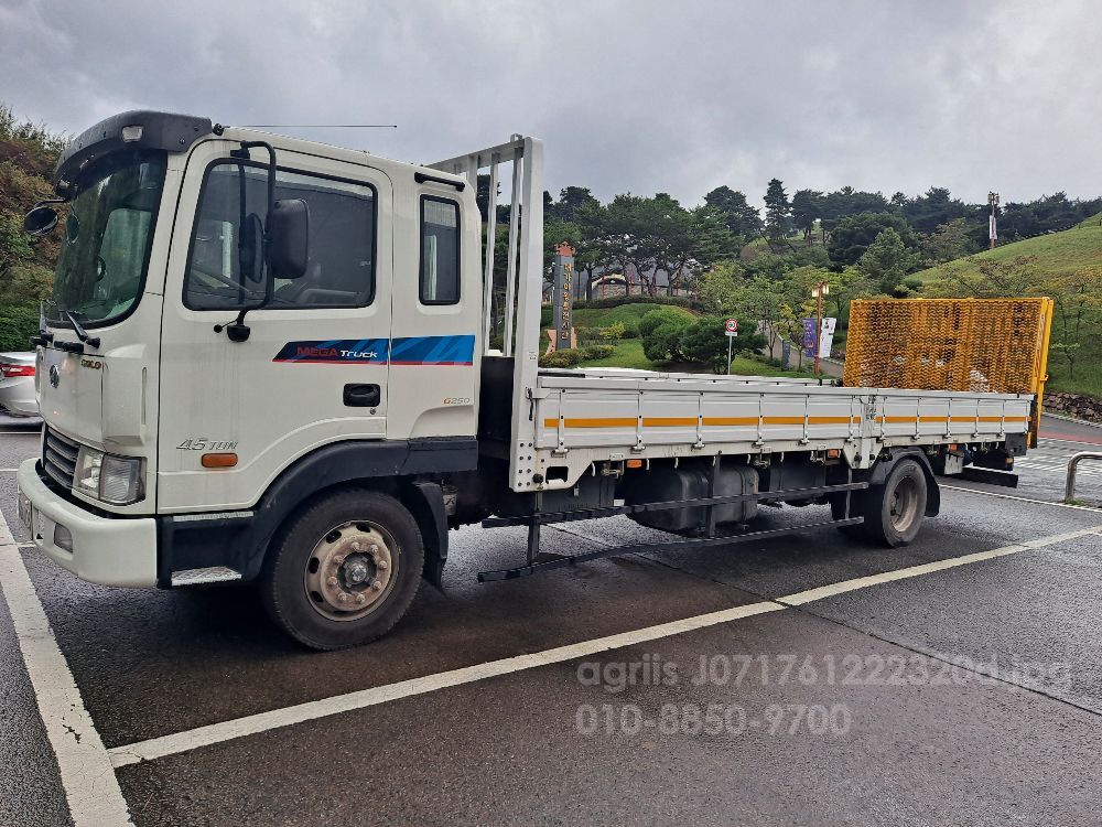 현대4 5톤.벤처6.5축 사다 현대6m20.7m320.벤처7m80 사다리차 현대메가4.5톤.벤처아테고유럽5.무시동휘타.에어콘 뒤우측면