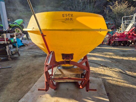 트랙터용 PTO 비료살포기 트랙터부착식 PTO 비료살포기 트랙터용 비료살포기
