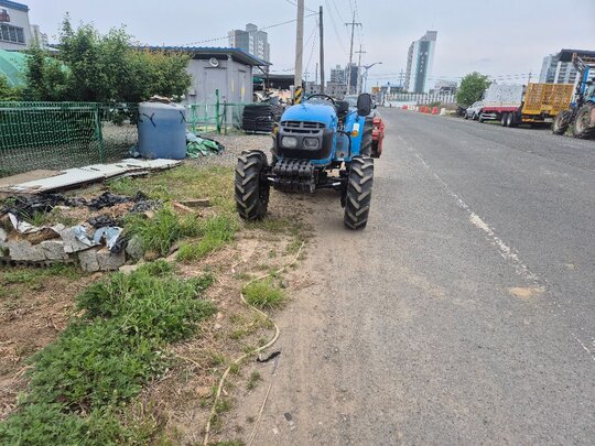LS Tractor R48 (48hp)